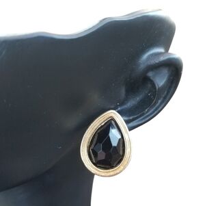 CAROL DAUPLAISE 1980s GOLDTONE & BLACK JEWEL TEARDROP DESIGN EARRINGS
